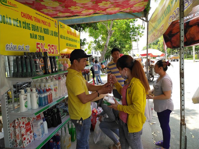 Long An: 6.000 công nhân mua sắm tại Phiên chợ giá tốt - Ảnh 1.