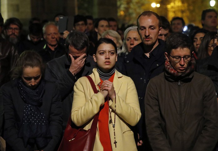 Cháy Nhà thờ Đức Bà Paris: Các lãnh đạo thế giới đề nghị hỗ trợ Pháp - Ảnh 2.