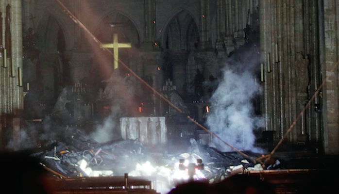 Cháy Nhà thờ Đức Bà Paris: Biểu tượng hy vọng giữa đống tro tàn - Ảnh 1.
