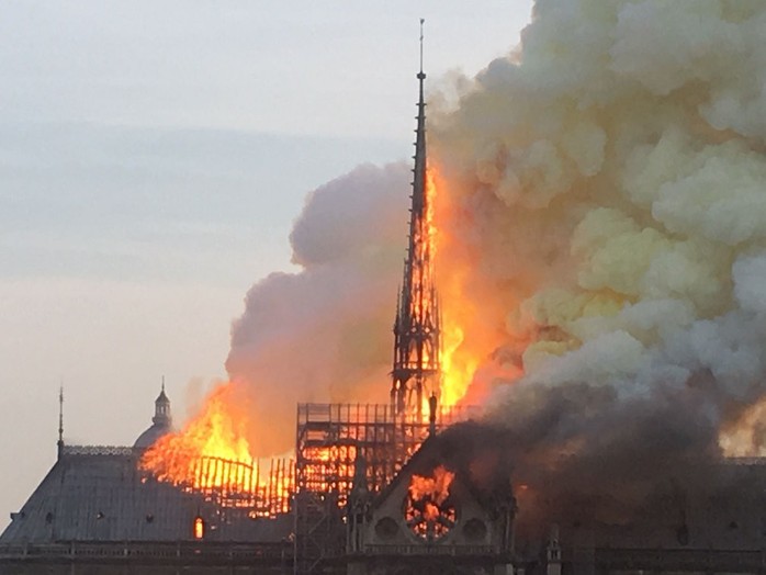 Cháy Nhà thờ Đức Bà Paris: Biểu tượng hy vọng giữa đống tro tàn - Ảnh 2.