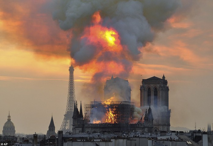 Mất mát không thể bù đắp khi Nhà thờ Đức Bà Paris bị cháy - Ảnh 1.