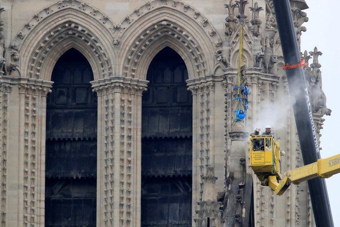 Cháy Nhà thờ Đức Bà Paris: Nghiên cứu sinh người Việt xót xa, dân Paris bật khóc - Ảnh 1.