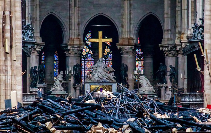Cháy Nhà thờ Đức Bà Paris: Nghiên cứu sinh người Việt xót xa, dân Paris bật khóc - Ảnh 2.