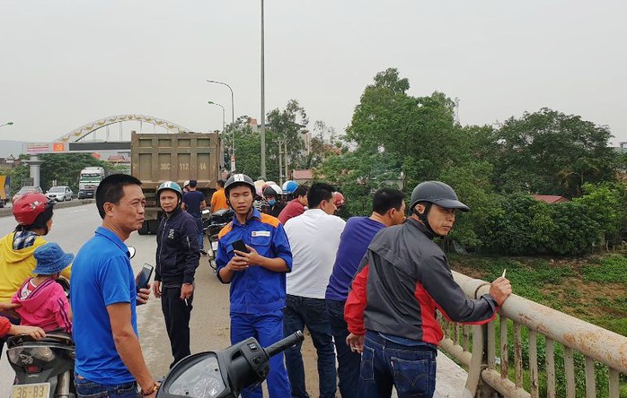 Cãi nhau với chồng trên cầu, người vợ trẻ bất ngờ nhảy xuống sông tự tử - Ảnh 1.