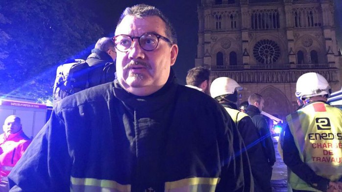 Cháy Nhà thờ Đức Bà Paris: Linh mục Pháp được ca ngợi “người hùng” là ai? - Ảnh 2.