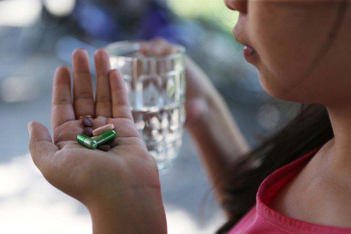 Đổ bệnh v&igrave; tự bổ sung vitamin - Ảnh 1.