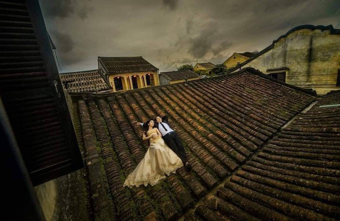 Chụp ảnh cưới phản cảm trên mái nhà cổ Hội An - Ảnh 2.