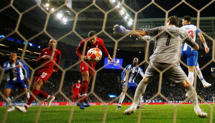 Siêu tiền đạo lập công ở hang rồng, Liverpool vào bán kết Champions League - Ảnh 6.