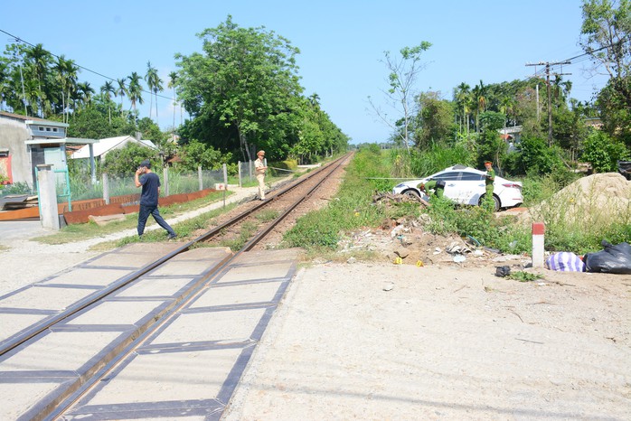 Tàu hỏa tông ôtô, 3 người bị thương nặng - Ảnh 1.