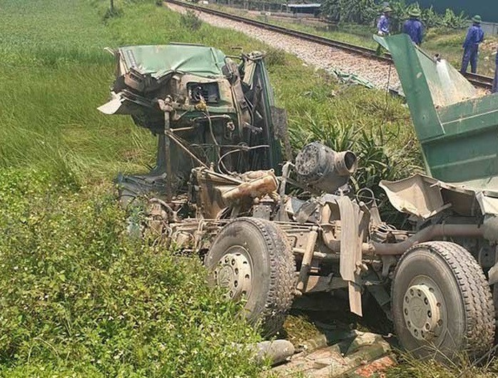 Tàu hỏa tông xe ben bay xa 10 m, tài xế tử vong trong cabin bẹp nát - Ảnh 1.