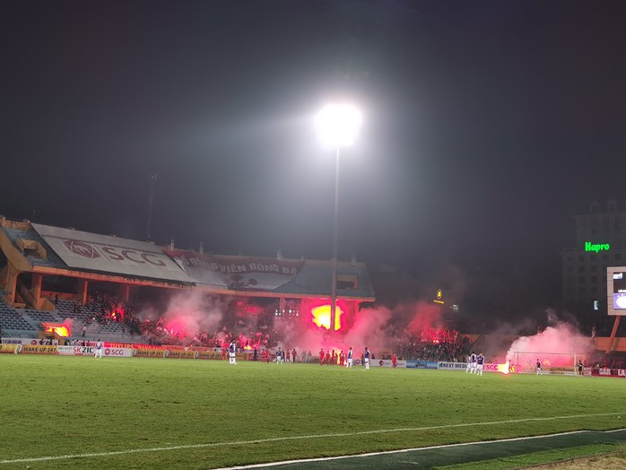 Phạt Hà Nội FC đá sân không khán giả vì để CĐV Hải Phòng đốt pháo sáng - Ảnh 1.