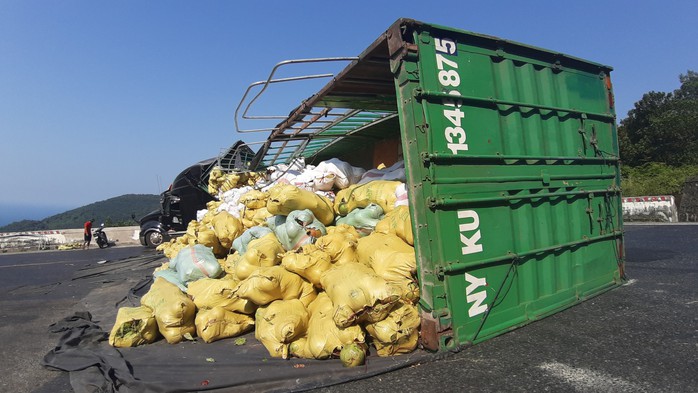 Lật xe container, 27 tấn dừa nằm lăn lóc trên đèo Hải Vân - Ảnh 2.