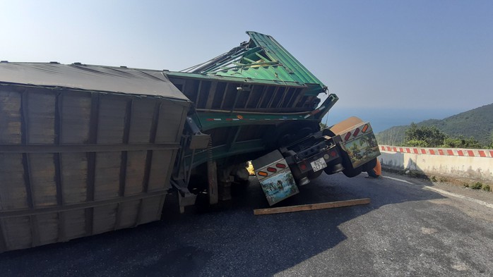 Lật xe container, 27 tấn dừa nằm lăn lóc trên đèo Hải Vân - Ảnh 5.