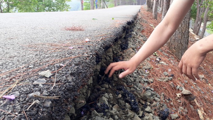 Gia Lai: Đường mới làm, chỉ cần dùng tay cào nhẹ là vỡ vụn - Ảnh 1.