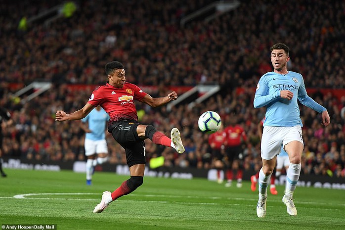 Hạ gục Man United trận derby, Man City tiến sát ngôi vô địch - Ảnh 2.