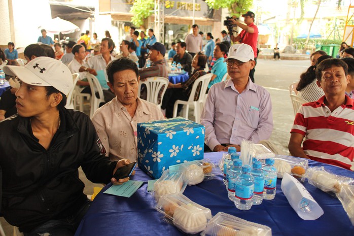 LĐLĐ TP HCM: Họp mặt, tặng quà cho công nhân bị tai nạn lao động - Ảnh 4.