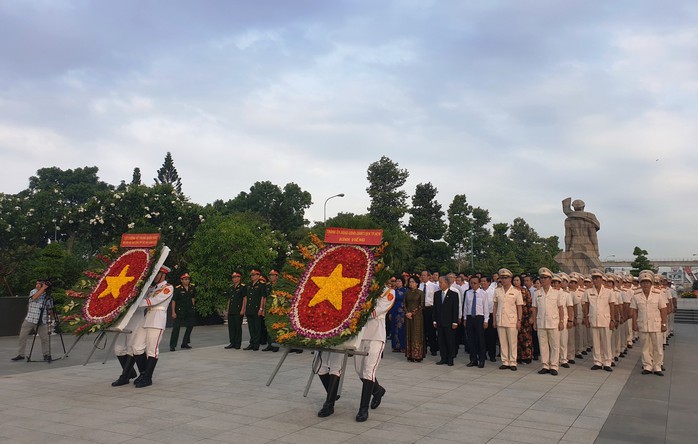 Lãnh đạo TP HCM dâng hương Chủ tịch Hồ Chí Minh - Ảnh 4.