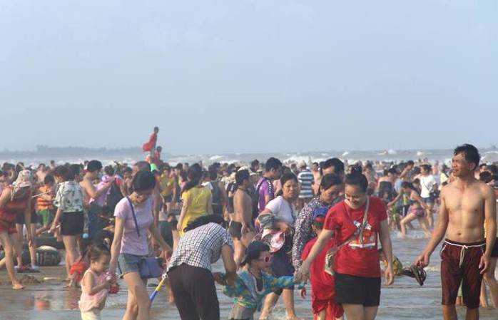 Biển Sầm Sơn ken đặc người trong ngày đầu nghỉ lễ 30-4 và 1-5 - Ảnh 9.