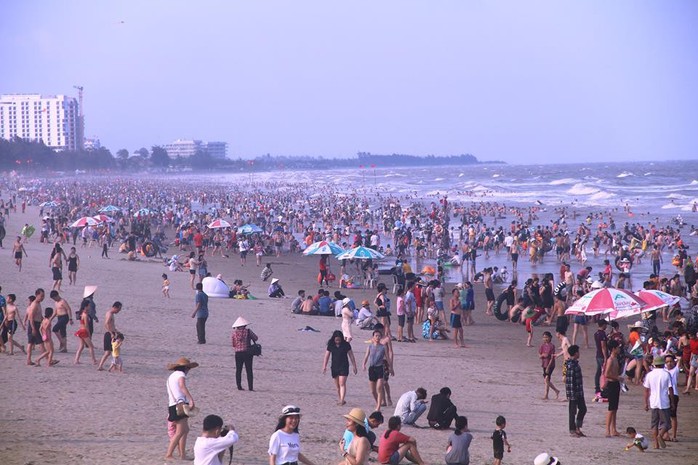 Biển Sầm Sơn ken đặc người trong ngày đầu nghỉ lễ 30-4 và 1-5 - Ảnh 3.