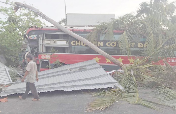 Khiếp vía với chuyên cơ mặt đất lao vào nhà dân - Ảnh 1.