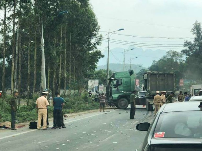 Xe đầu kéo va chạm kinh hoàng với xe khách, 5 người thương vong - Ảnh 1.