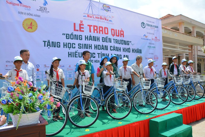 Hành trình Caravan thiện nguyện 2030 năm 2019:Tặng quà, khám bệnh cho học sinh, dân nghèo - Ảnh 1. Hành trình Caravan thiện nguyện 2030 năm 2019:Tặng quà, khám bệnh cho học sinh, dân nghèo - Ảnh 1.