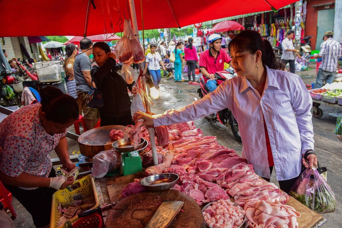 Thực phẩm tăng khiến đời sống công nhân thêm chật vật - Ảnh 2.