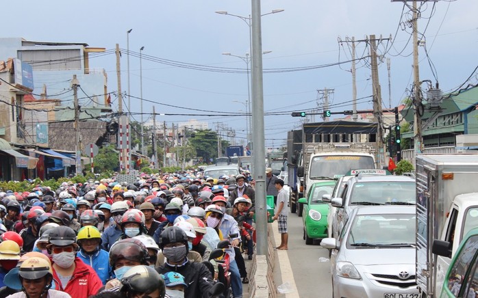 Xe dồn về Vũng Tàu quá đông, vạn người bơ phờ vượt phà, cao tốc - Ảnh 1.