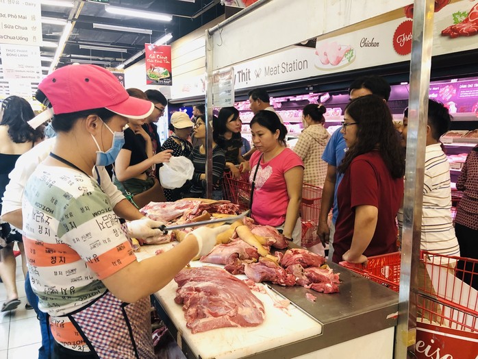 Người dân TP HCM ùn ùn vào siêu thị, trung tâm thương mại trốn nóng - Ảnh 2.