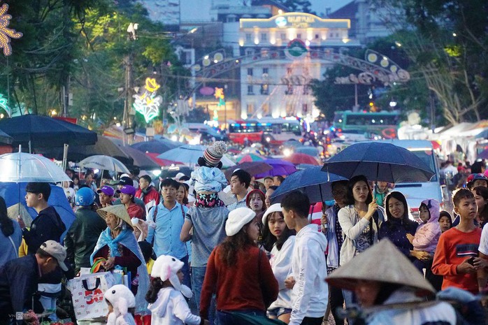 Biển người chen chân ở chợ đêm Đà Lạt dịp lễ 30-4 - Ảnh 2. Biển người chen chân ở chợ đêm Đà Lạt dịp lễ 30-4 - Ảnh 2.