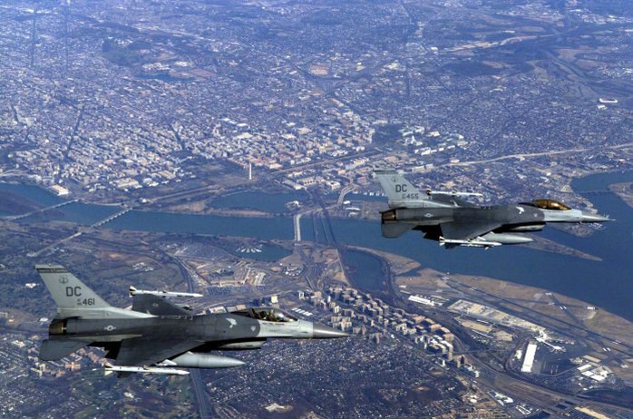 Mỹ điều F-16 ngăn chặn máy bay lạ trên bầu trời thủ đô Washington - Ảnh 1.