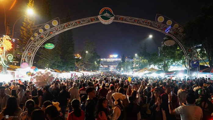 Biển người chen chân ở chợ đêm Đà Lạt dịp lễ 30-4 - Ảnh 3. Biển người chen chân ở chợ đêm Đà Lạt dịp lễ 30-4 - Ảnh 3.