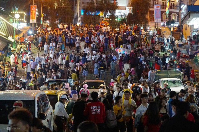 Biển người chen chân ở chợ đêm Đà Lạt dịp lễ 30-4 - Ảnh 7. Biển người chen chân ở chợ đêm Đà Lạt dịp lễ 30-4 - Ảnh 7.
