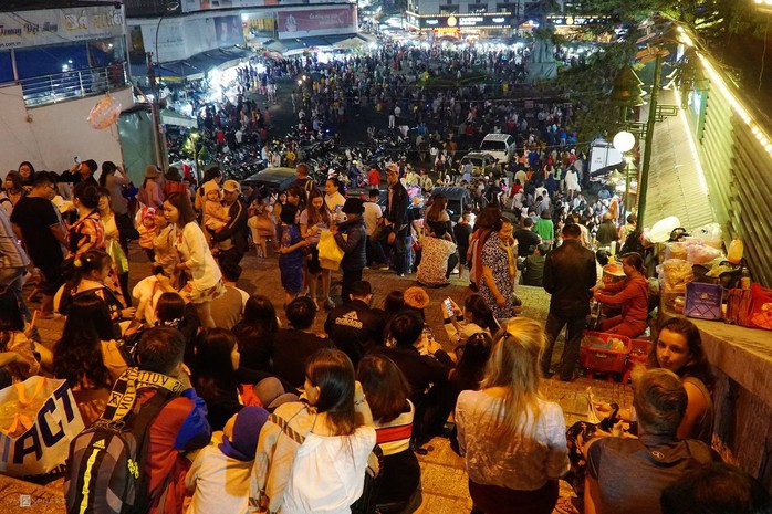 Biển người chen chân ở chợ đêm Đà Lạt dịp lễ 30-4 - Ảnh 8. Biển người chen chân ở chợ đêm Đà Lạt dịp lễ 30-4 - Ảnh 8.