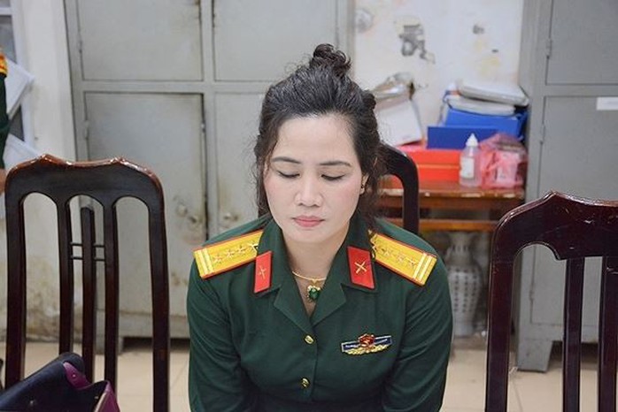 Bắt 1 nữ nhân viên công ty luật mặc quân phục đại tá quân đội - Ảnh 1.