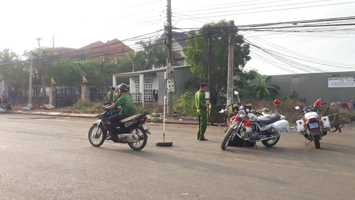 Bình Phước: Phát hiện thi thể phụ nữ quấn trong chiếu bỏ ven đường - Ảnh 1.