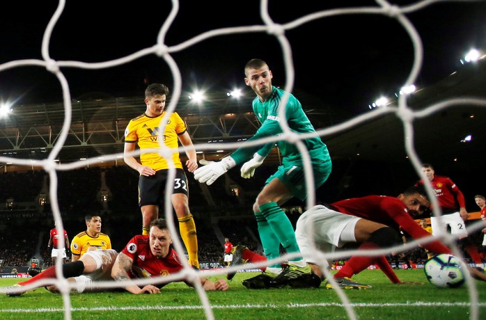 Vua thẻ ra oai, Man United gục ngã trước Wolverhampton - Ảnh 8.