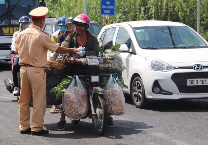 Ấm lòng với nước suối, khăn lạnh miễn phí của CSGT Cần Thơ - Ảnh 1.