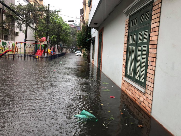 Hà Nội ngập sâu, sinh hoạt của người dân đảo lộn sau cơn mưa lớn - Ảnh 5.