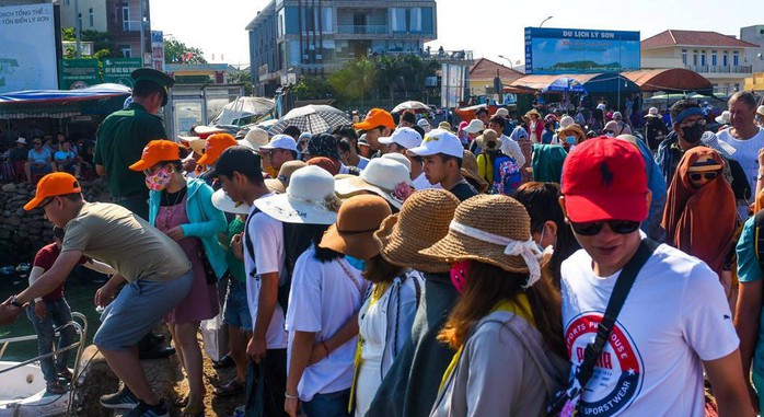 Bất chấp nắng nóng dòng người vẫn đổ về đảo Lý Sơn để giải nhiệt - Ảnh 3.