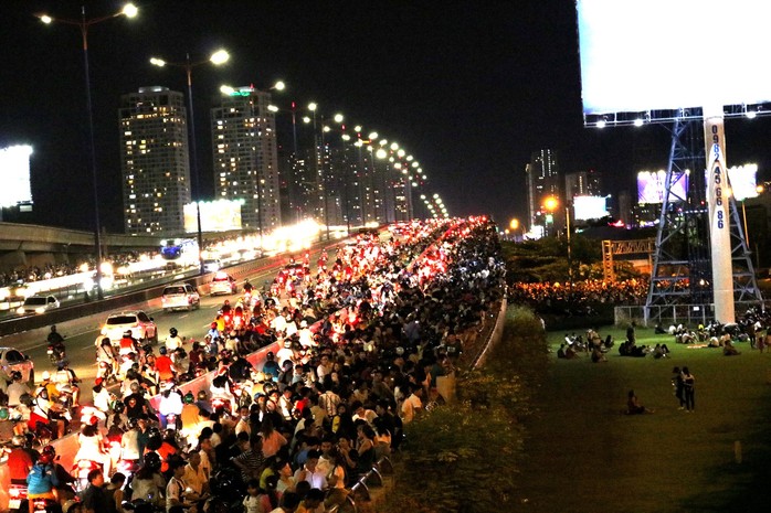 TP HCM: Hàng ngàn người đổ dồn xem pháo hoa, nhiều tuyến đường kẹt cứng - Ảnh 1.