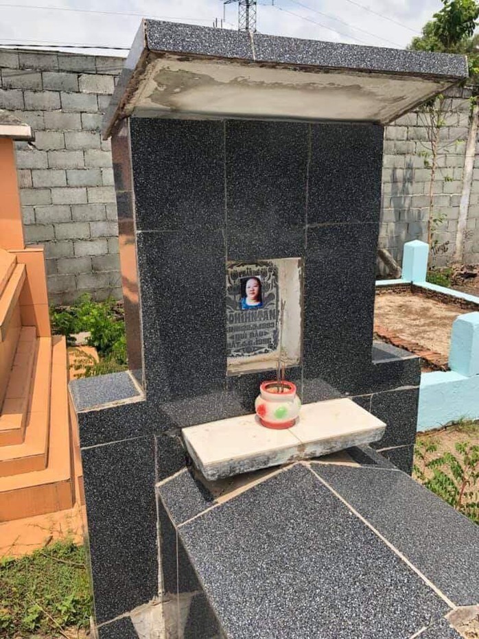 Hàng loạt ngôi mộ ở Đồng Nai bị dán ảnh phụ nữ lạ - Ảnh 1. Hàng loạt ngôi mộ ở Đồng Nai bị dán ảnh phụ nữ lạ - Ảnh 1.