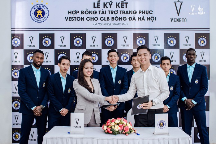 Chùm ảnh dàn soái ca Quang Hải, Duy Mạnh, Bùi Tiến Dũng bảnh bao diện vest dự V-League - Ảnh 1.