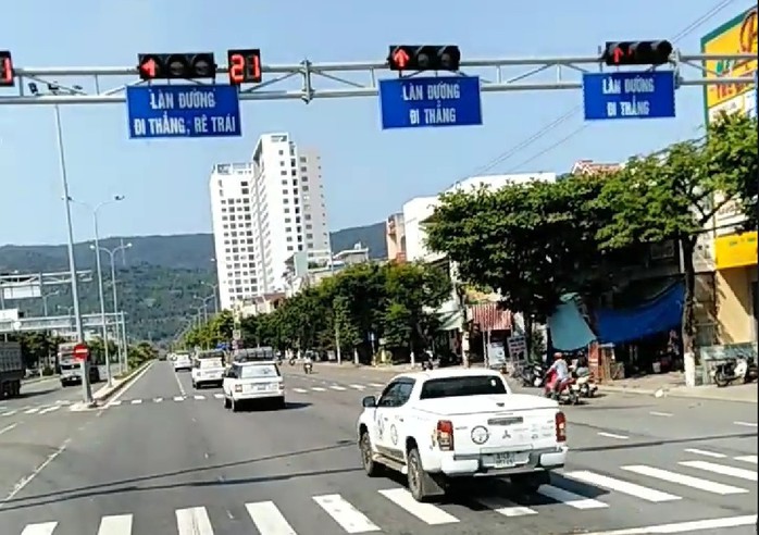 Đà Nẵng: Trích xuất camera truy tìm đoàn xe ô tô ngang nhiên vượt đèn đỏ - Ảnh 2.