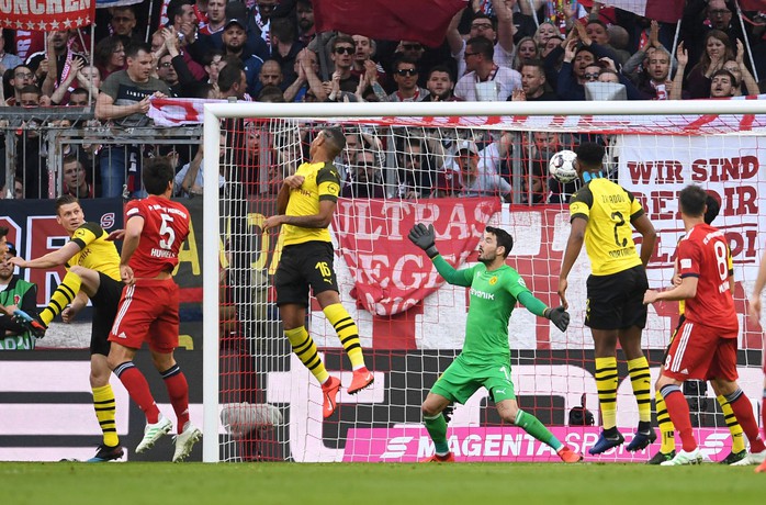Dortmund thua tan tác Bayern Munich, Juventus ngược dòng hạ Milan - Ảnh 2.