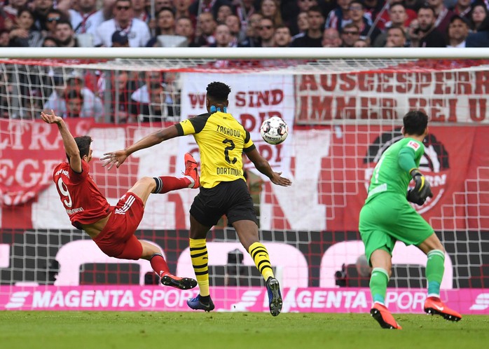 Dortmund thua tan tác Bayern Munich, Juventus ngược dòng hạ Milan - Ảnh 3.