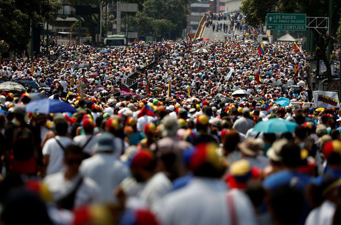 Venezuela: Hàng chục ngàn người biểu tình đòi điện, nước - Ảnh 3.