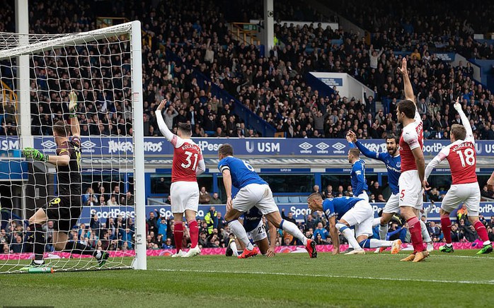 Mesut Ozil ném áo ngày Arsenal thua trận trên sân Everton - Ảnh 5.