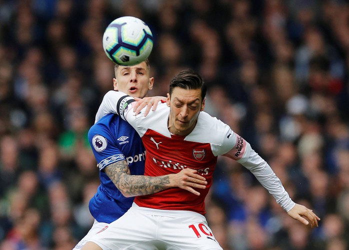 Mesut Ozil ném áo ngày Arsenal thua trận trên sân Everton - Ảnh 3.