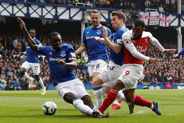 Mesut Ozil ném áo ngày Arsenal thua trận trên sân Everton - Ảnh 2.